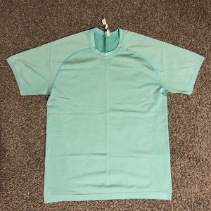 Mint men’s metal vent tech tee